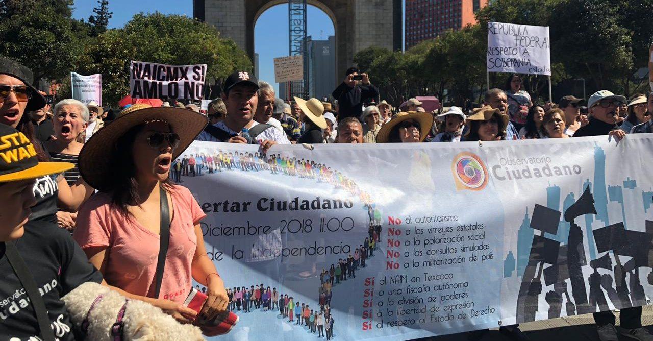 En inicio de gobierno, marchan contra consultas de AMLO, superdelegados y cancelación del NAIM