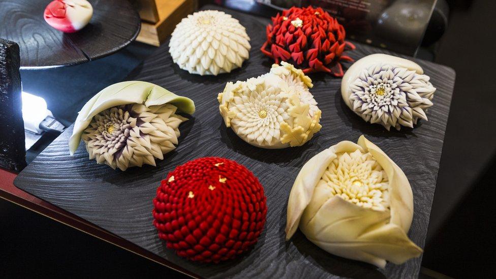 Qué son los wagashi, los impresionantes dulces con que los japoneses acompañan su té y se comen con los 5 sentidos