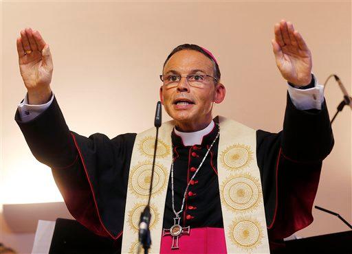 Papa saca de diócesis a obispo “de lujo”