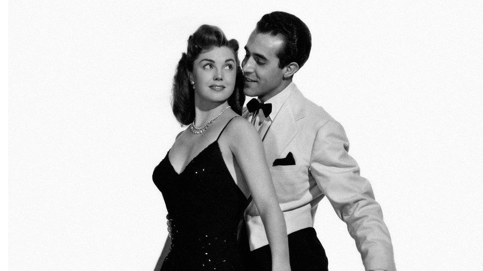 “Baby It’s Cold Outside”: por qué una radio de Estados Unidos vetó una de las canciones navideñas más famosas