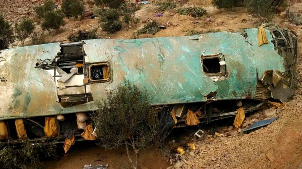 Mueren al menos 44 personas al caer un autobús por un barranco en la costa sur de Perú