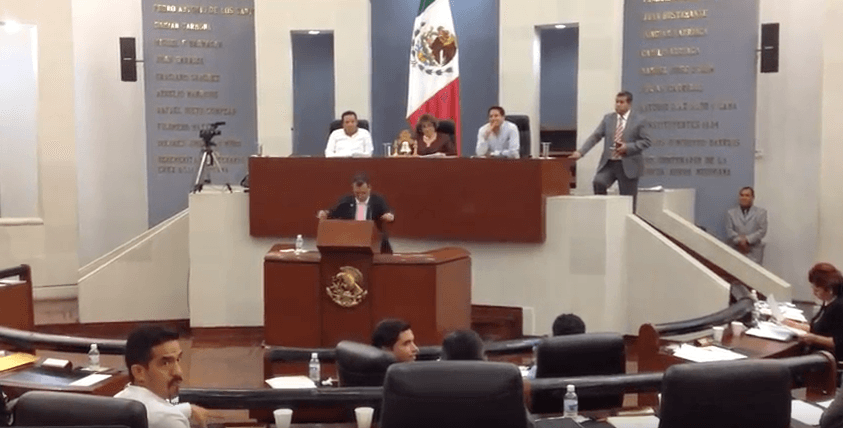Son unos maricones, responde un diputado de SLP ante abucheo de manifestantes