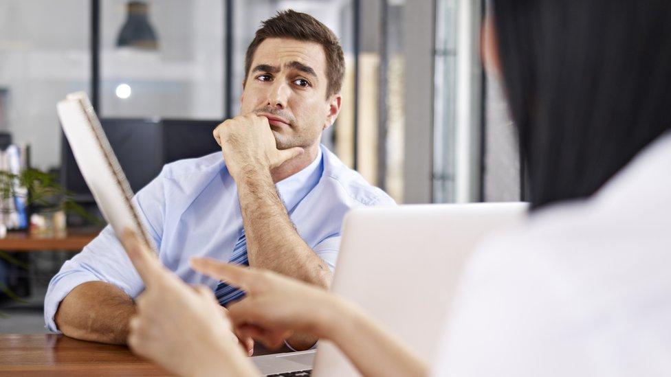 México prohíbe a funcionarios besos, abrazos, piropos y recibir regalos