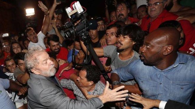 Lula da Silva se entrega a la policía para ir a la cárcel por corrupción