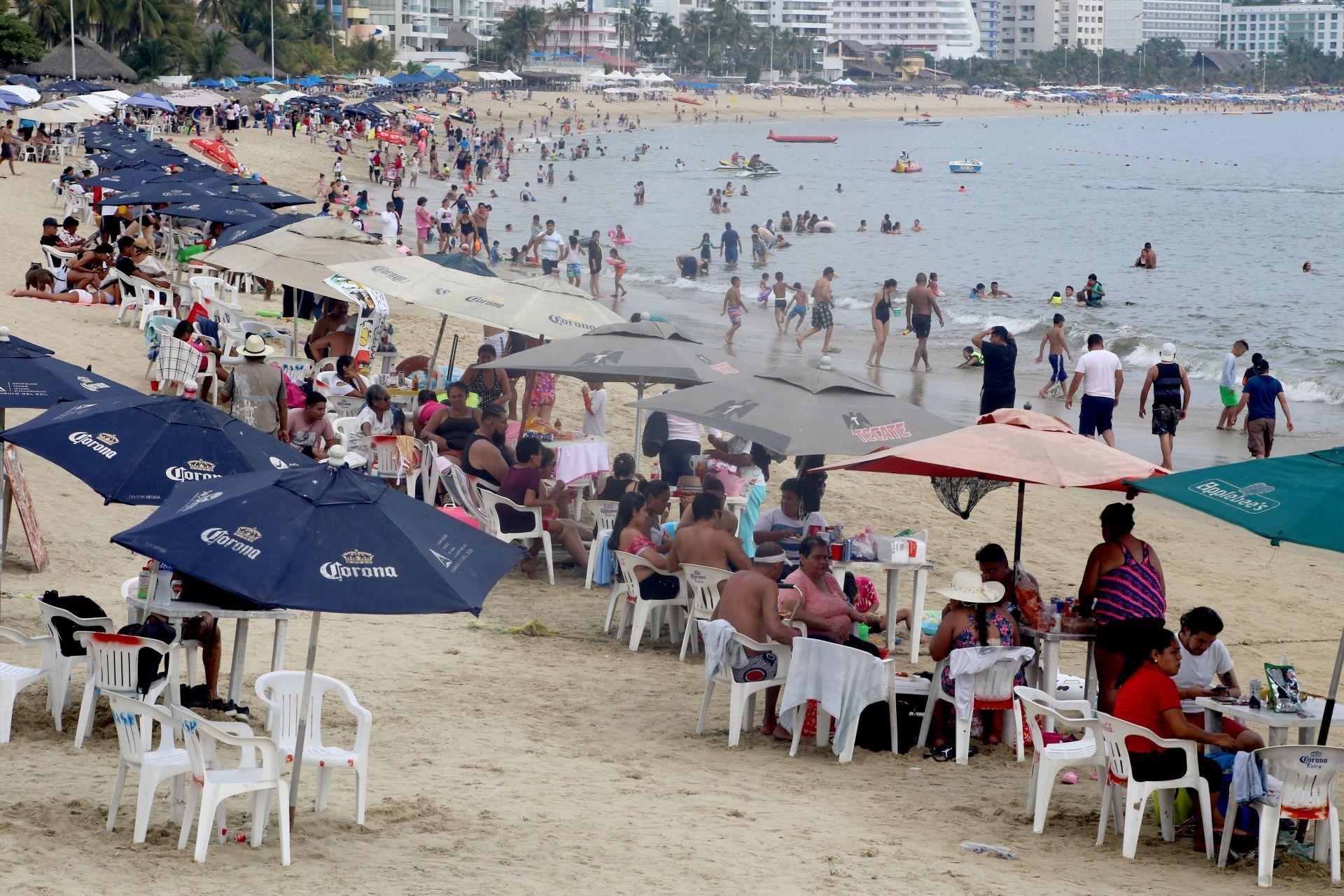 Playas llenas y sin sana distancia: así lució este fin de semana Acapulco