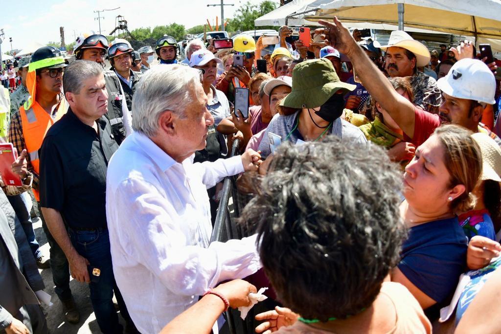 Familiares de mineros atrapados en pozo de Coahuila reclaman por tardanza en rescate; AMLO asegura que se trabaja en ello
