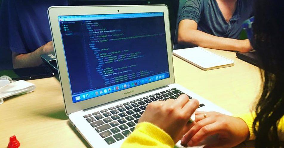 Desde acelerar citas médicas hasta conseguir un aventón, las creaciones de hackers mexicanos