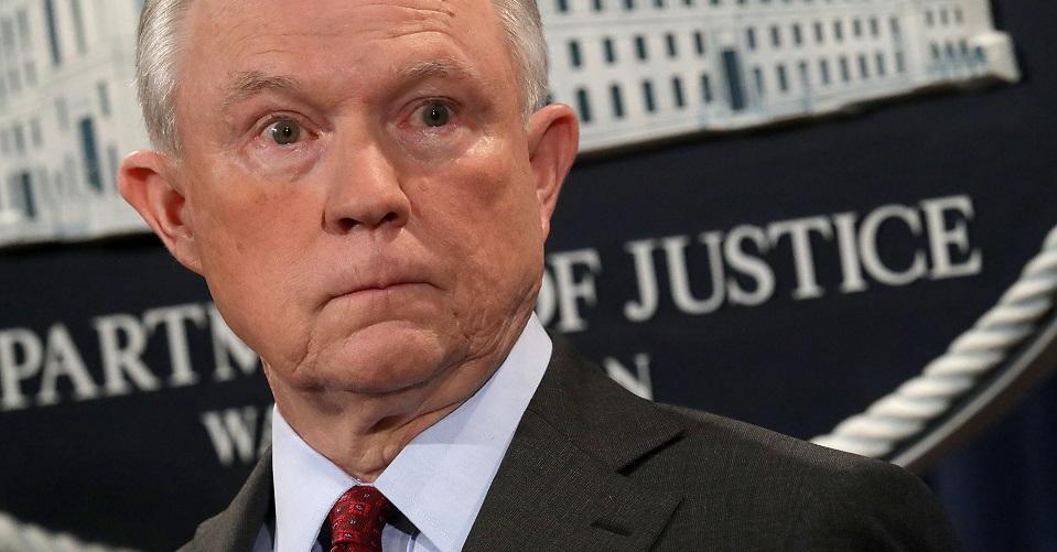 Trump se lanza contra su propio secretario de Justicia: lo acusa de ser muy débil