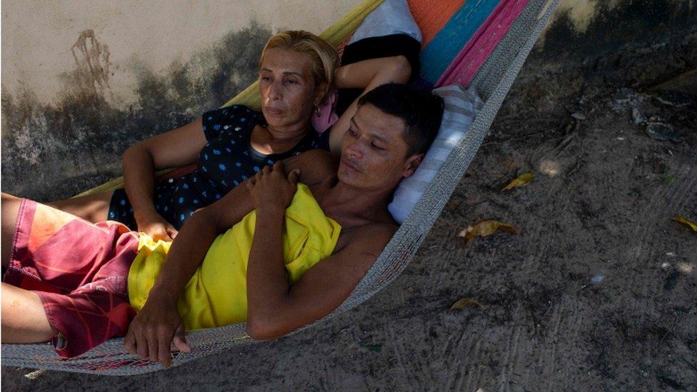 Centenares de migrantes venezolanos en Brasil huyen de vuelta a su país después de que uno de ellos fuera linchado