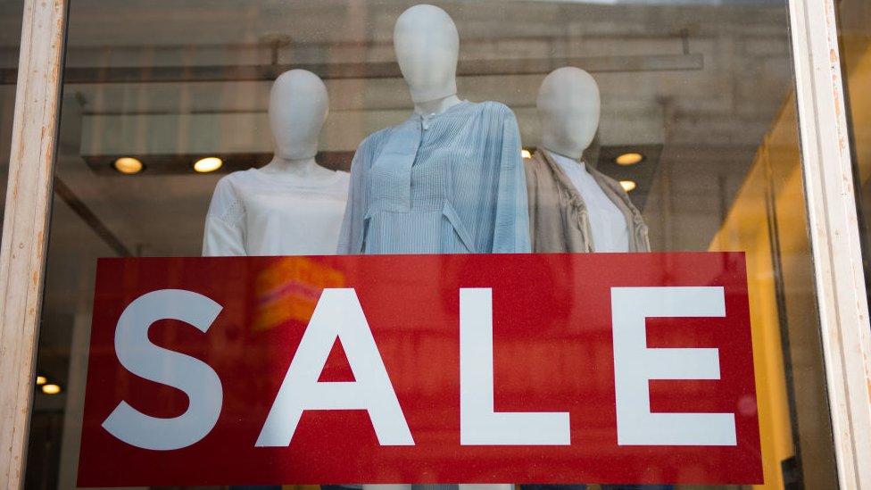 Qué es el “efecto ancla” en la psicología del consumidor, y cómo hace que nos sintamos bien pagando un precio alto por algo que vale menos