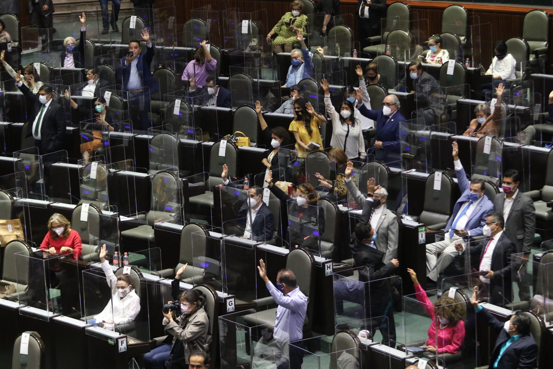 Diputados amplían delitos por los que se puede acusar al presidente; no pierde el fuero, acusa oposición