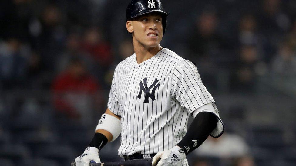 Los Yankees de Nueva York son humillados por los Medias Rojas de Boston en la peor derrota de su historia en una postemporada en el béisbol de Grandes Ligas