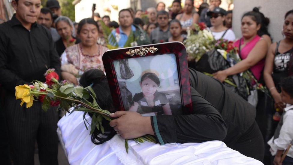 “Destruyeron sus vidas y ahora nos están pisoteando nuestros derechos como madres”: un año de la tragedia del Hogar Seguro Virgen de la Asunción, el albergue de Guatemala en el que murieron 41 menores