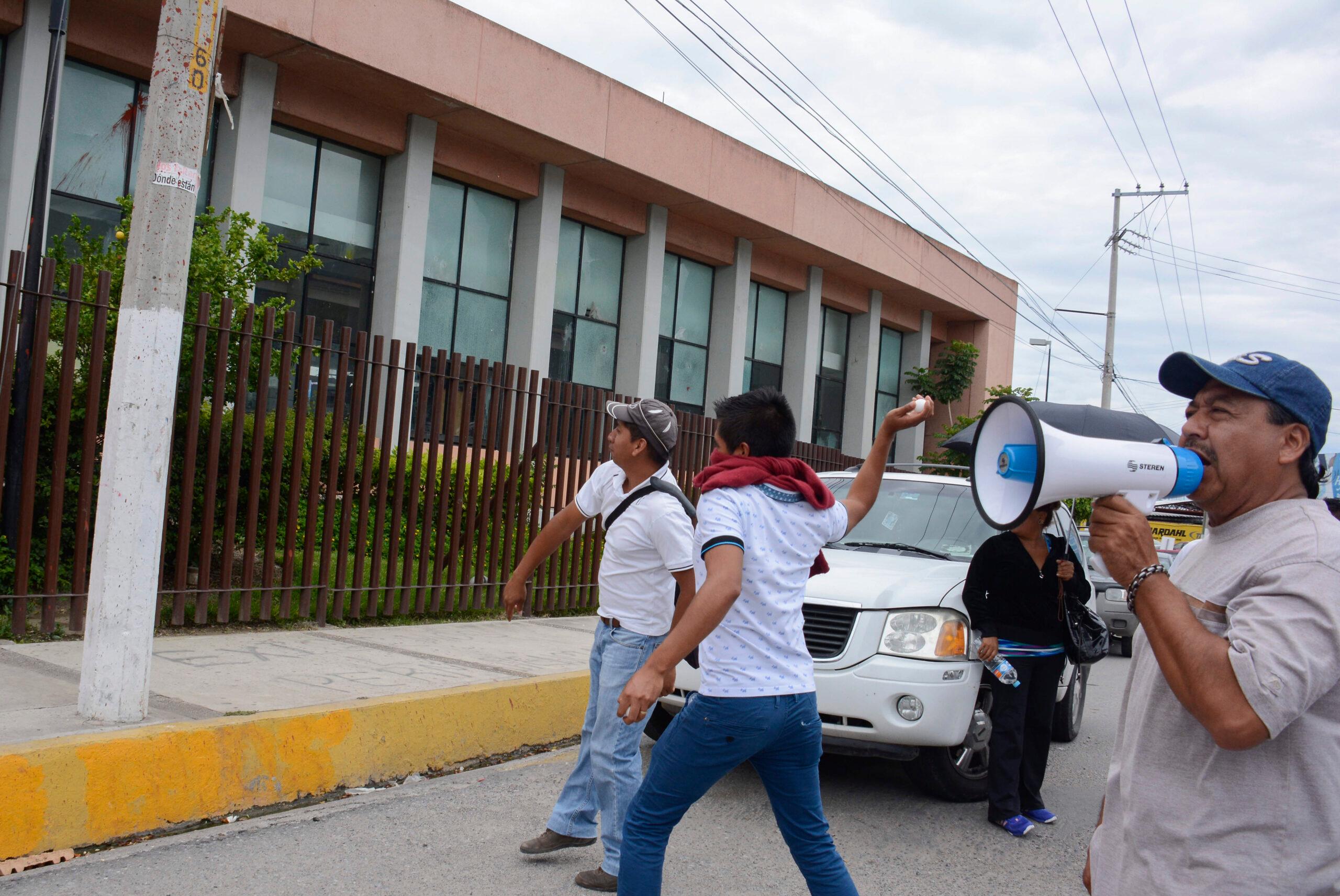 Integrantes de la Ceteg atacan instalaciones del SNTE en Acapulco y del Congreso estatal