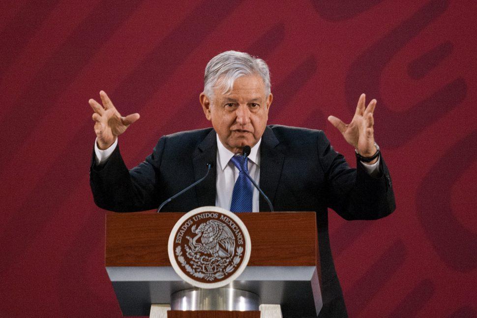 Celos, la razón por la que critican que haya cenado en casa de directivo de Televisa: AMLO