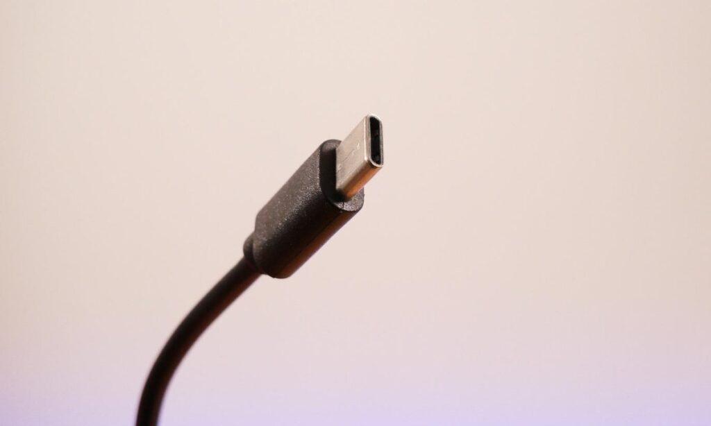 El cargador universal USB-C ya es oficial en la UE: Apple tiene