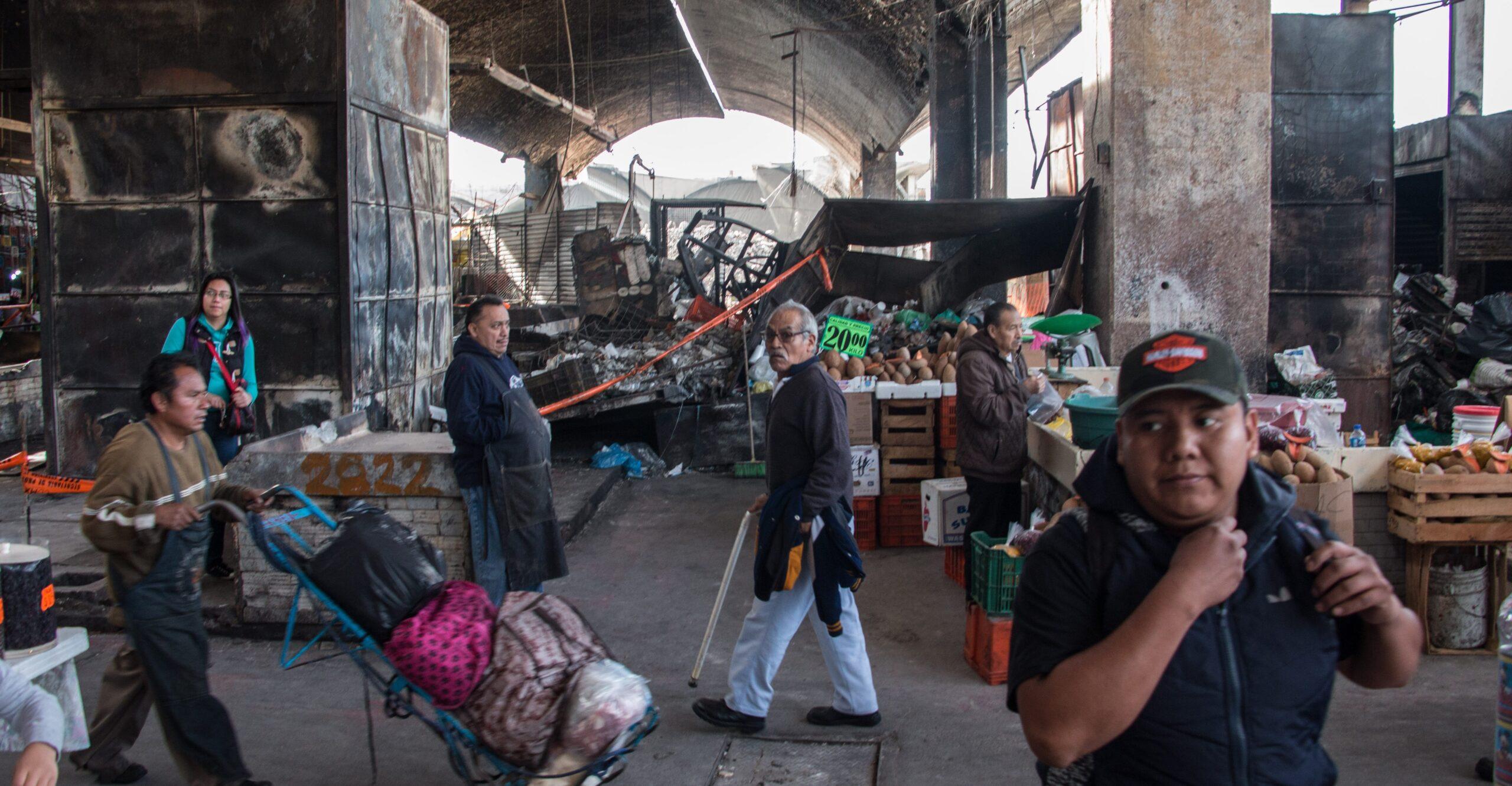 Locatarios afectados por incendio en La Merced impiden que se acordone la zona siniestrada y regresan al Mercado
