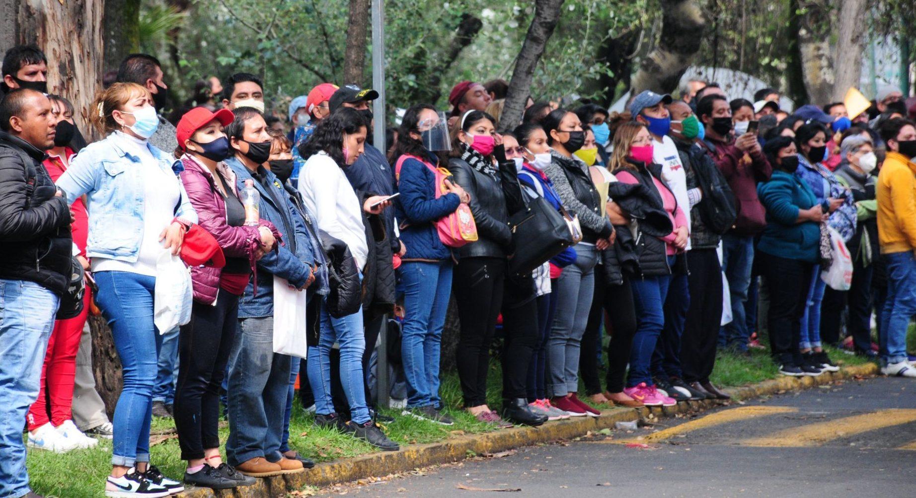 Distancia dentro, aglomeración afuera de las sedes de examen de Comipems