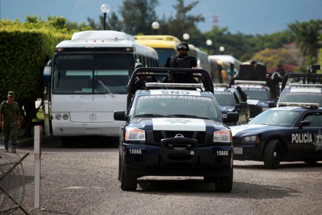 Policías federales dieron paso libre a secuestradores de normalistas: bitácora