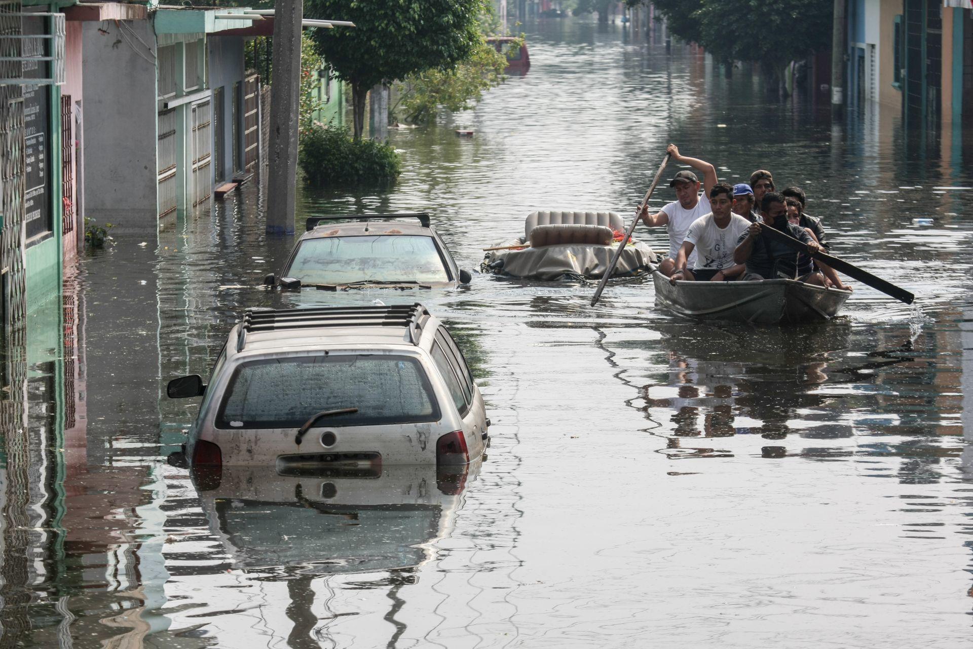 Nuevo frente frío y tormenta tropical amenazan al sureste; suman 8 muertos en Tabasco