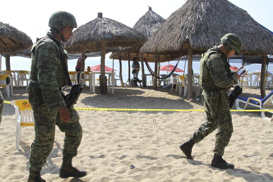 Periodista chileno denuncia detención ilegal y extorsión de militares; de fianza le pidieron un iPhone