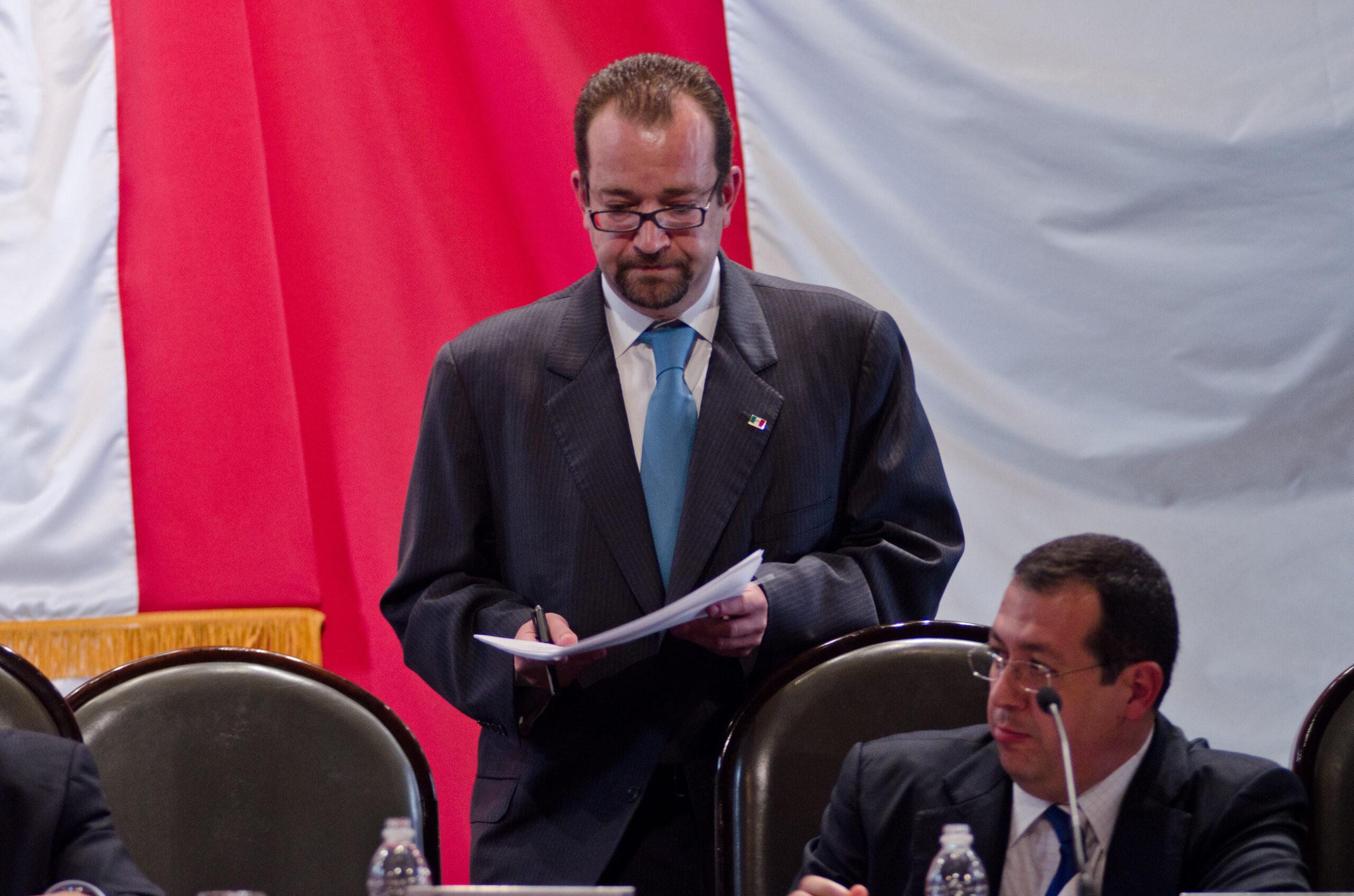 “Si no hay consulta, somos opacos; si consultamos, abdicamos”: Mony de Swaan