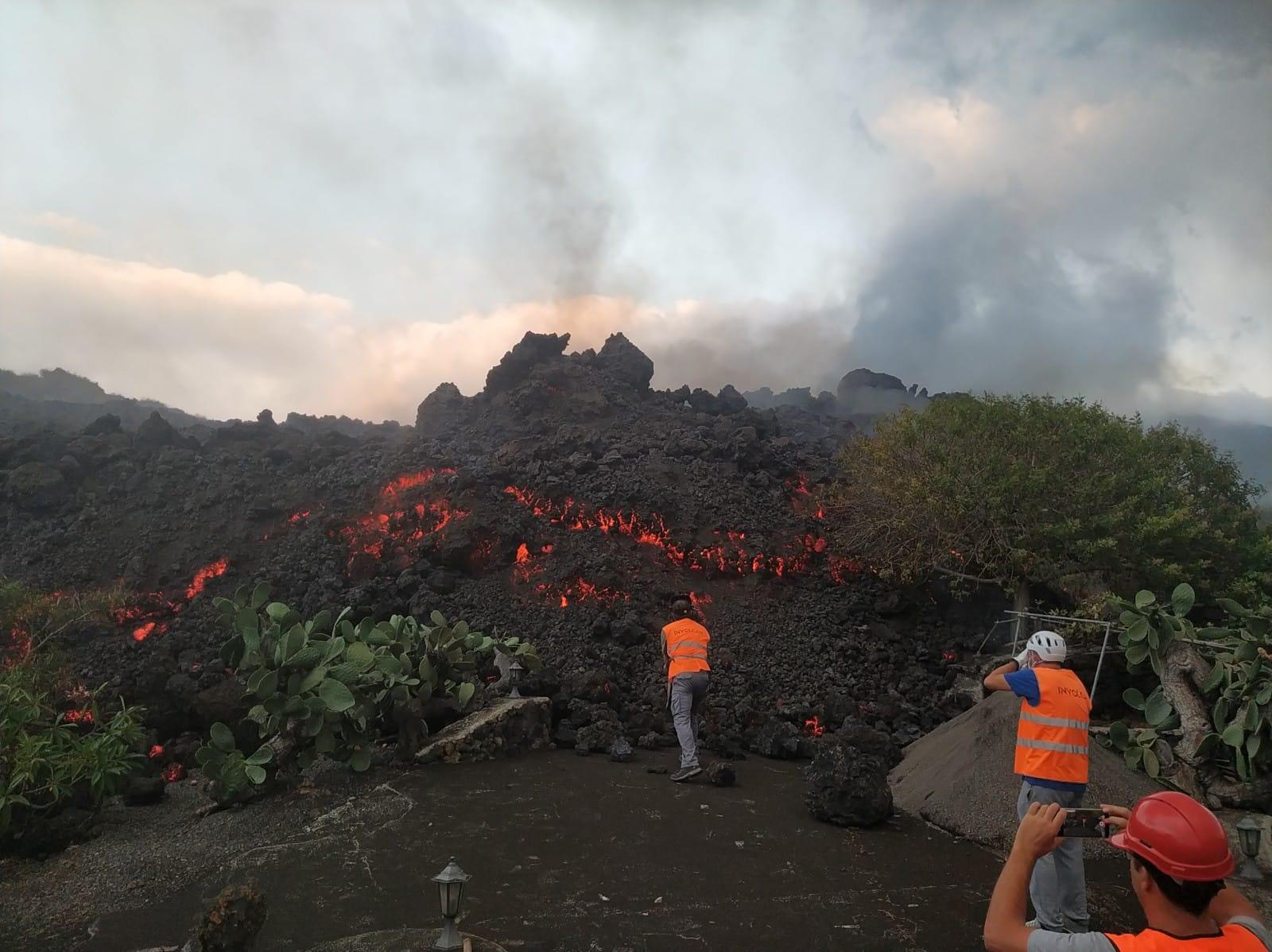 El volcán de La Palma no para: *la lava sigue fluyendo y avanza por la isla*