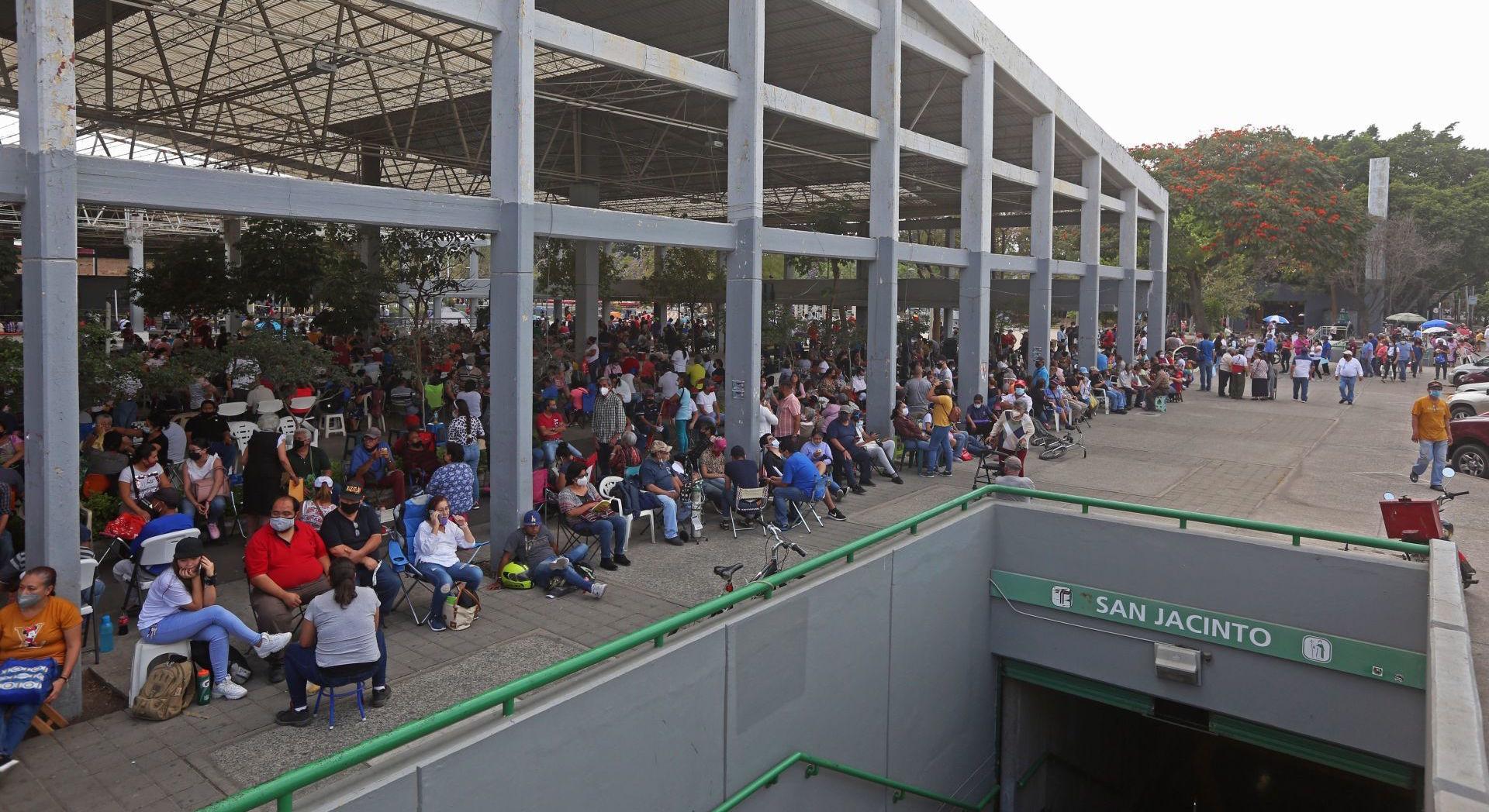 Ante largas filas y desorganización, Guadalajara adelanta aplicación de vacunas y reparte fichas