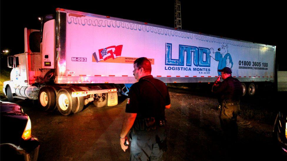 Lo que dice de México el escándalo del tráiler itinerante con más de 150 cadáveres que apareció en Jalisco