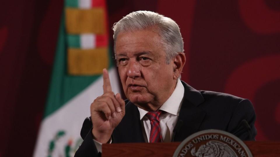 ‘Que no se rasguen las vestiduras’: AMLO defiende campaña de Morena que exhibe a diputados como ‘traidores a la patria’