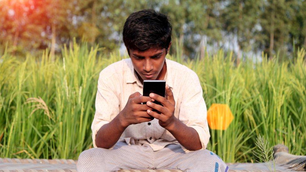 Cómo los celulares están distorsionando la visión de los jóvenes sobre el sexo en el segundo país más poblado del mundo