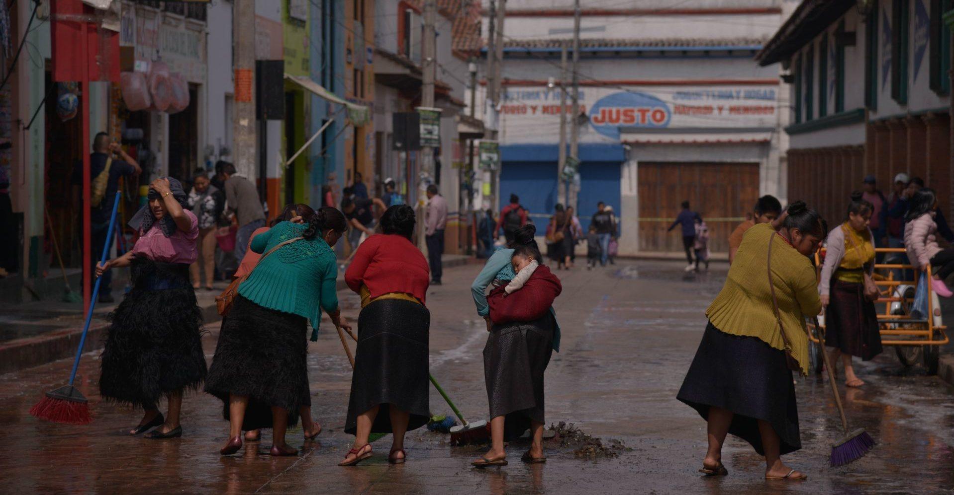 Mujeres trabajan 6.2 horas más que los hombres por semana