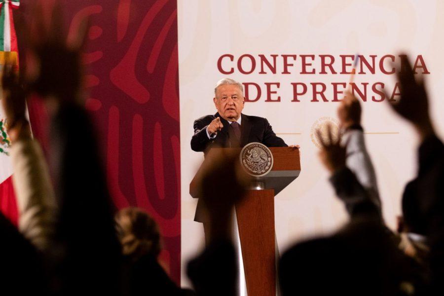 El gobierno de AMLO gasta 75% menos en publicidad oficial, pero mantiene malas prácticas