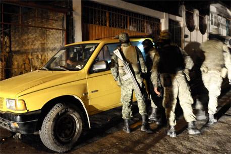 Detienen a siete policías de NL por presuntos nexos con el narco