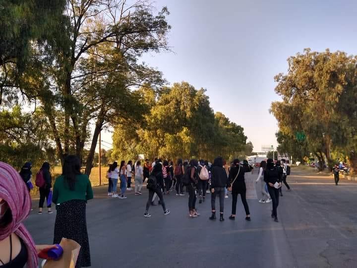 Con gas lacrimógeno, policías de Cuautitlán dispersan protesta de mujeres contra feminicidio