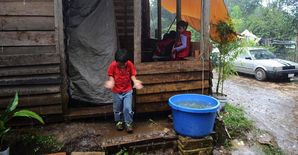 Veracruz: Funcionario da despensas a damnificados con la leyenda Yúnete; luego se disculpa