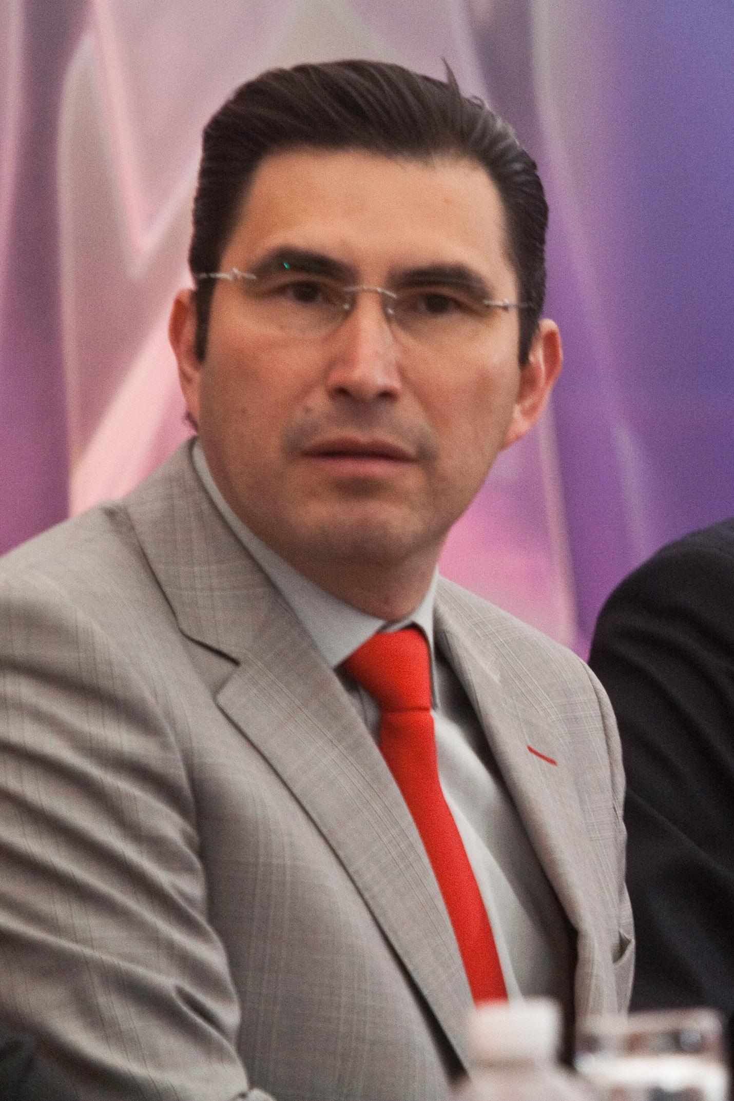 Yerno de Elba Esther deja retrasos de hasta 90% en educación básica y ahora busca senaduría