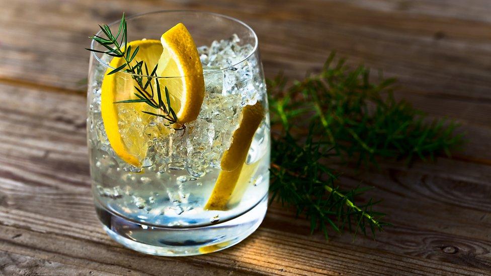 Los chistes que le salieron mal a la Sociedad Escocesa de la Ginebra