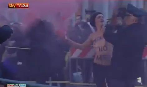 Activista se desnuda en inicio de Cónclave