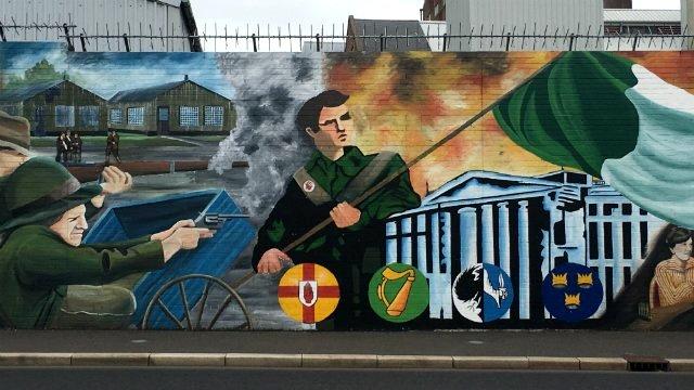 Irlanda del Norte: los muros de acero y concreto que todavía separan a católicos y protestantes en Europa en pleno siglo XXI