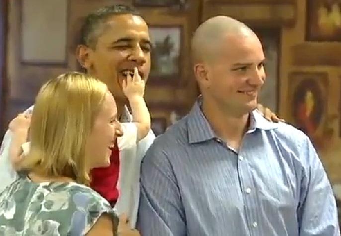 Bebé juega con la boca de Obama