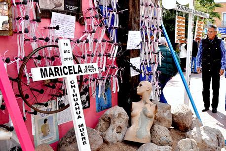 Encienden veladoras en memoria de Marisela Escobedo y Susana Chávez
