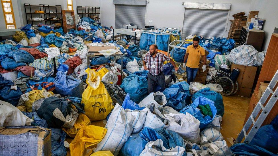Las 10 toneladas de correo palestino bloqueado por Israel que llegaron a su destino 8 años después