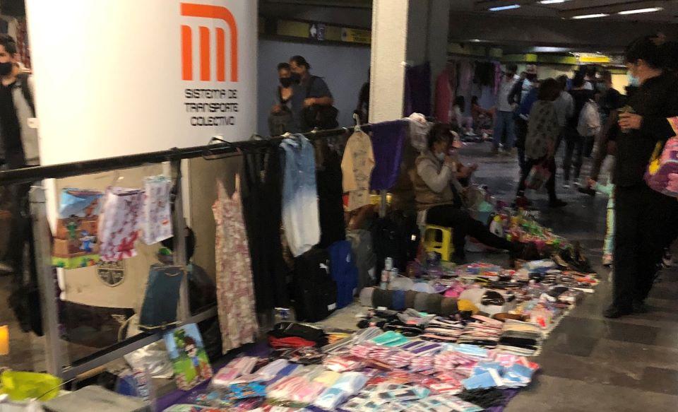 Inició como protesta, pero ahora vendedores ambulantes toman pasillos del Metro en CDMX