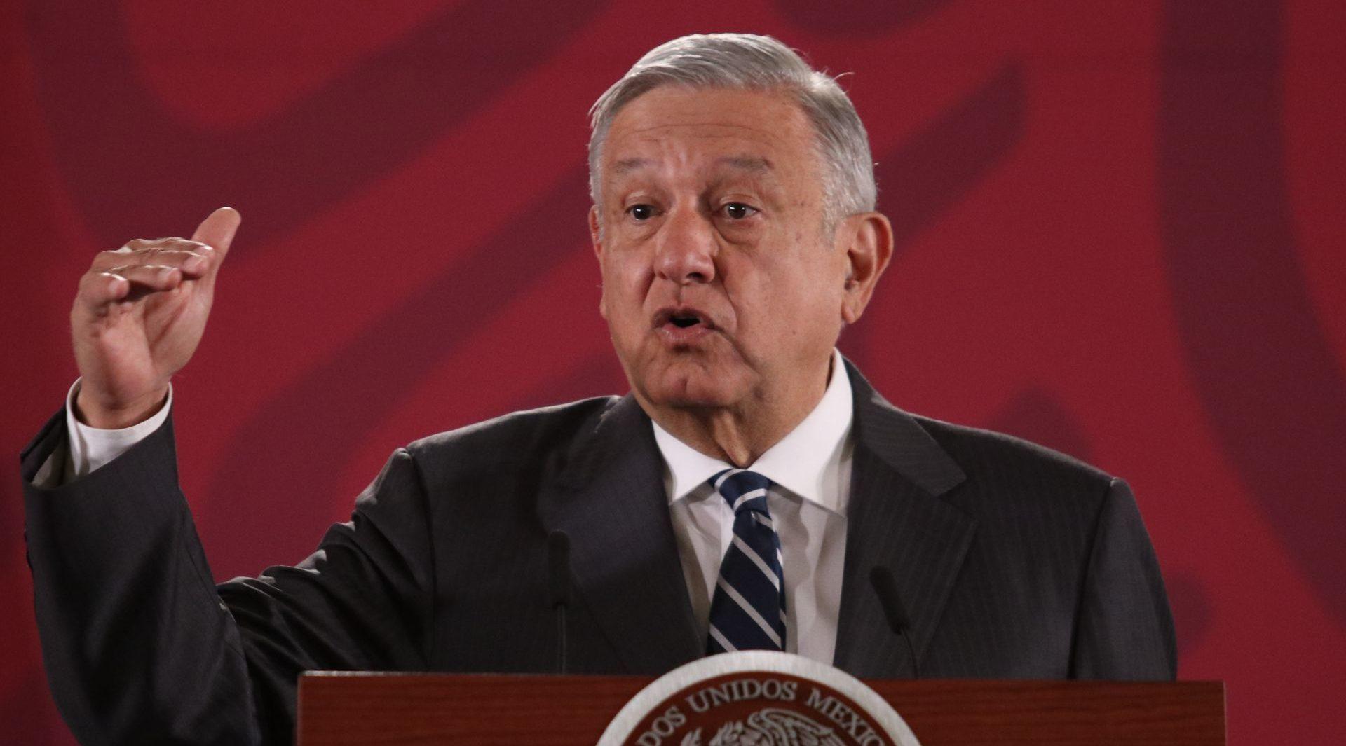 AMLO asegura que en su gobierno los funcionarios corruptos “se van al carajo”