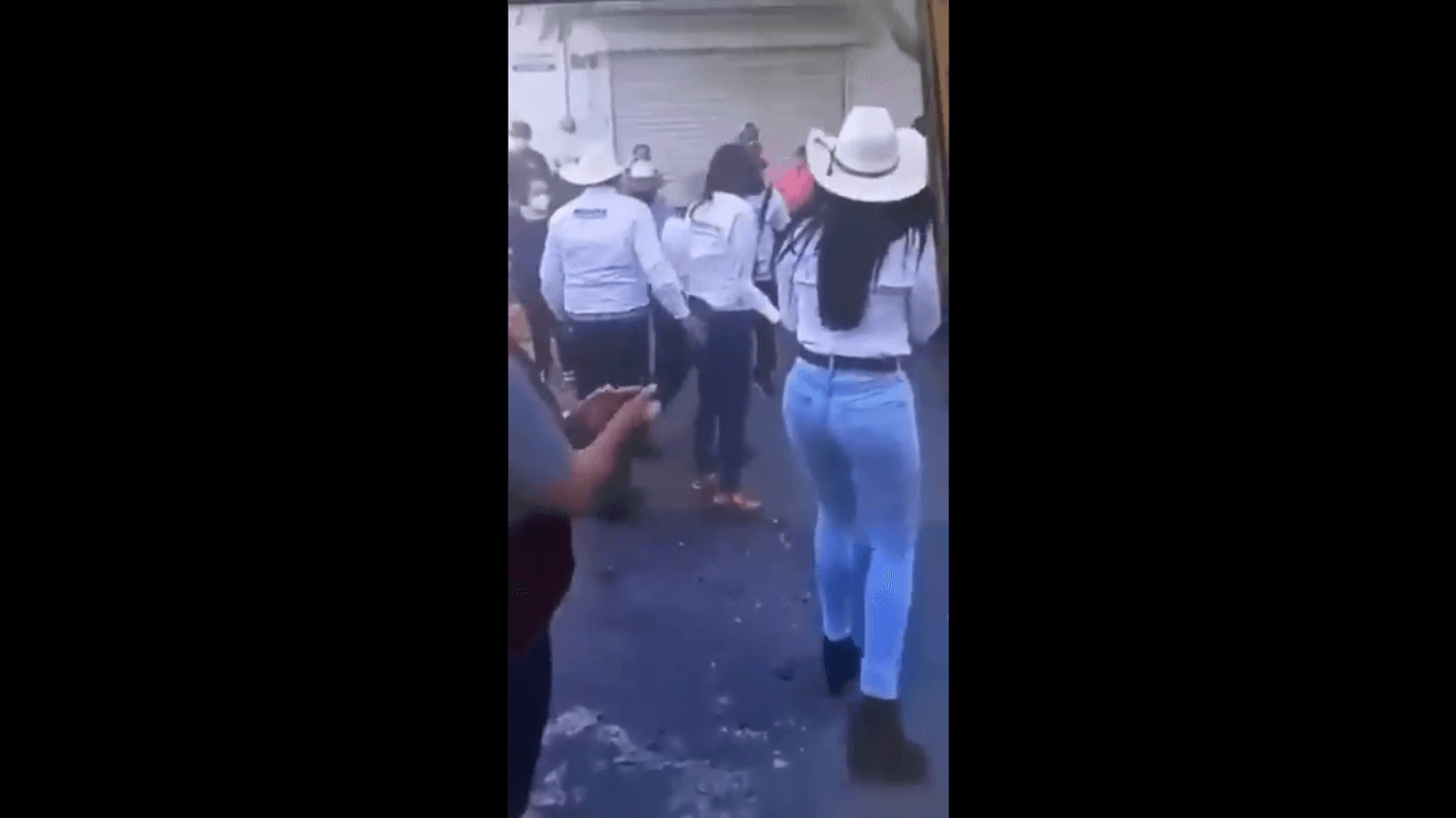 David Monreal se contradice sobre video en el que toca a candidata: dice que es mentira y luego que fue involuntario