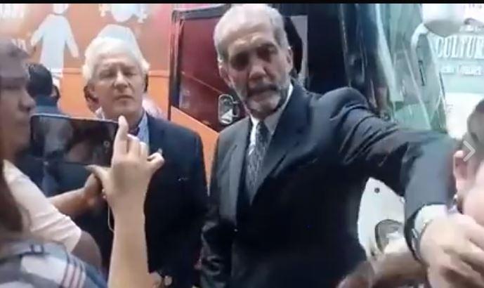 Presidente del Consejo Mexicano de la Familia le tapa la boca a mujer que trata de cuestionarlo