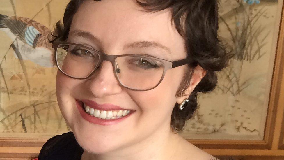 Muere Rebecca Henderson, la joven que regresó a clases llevando un corazón artificial en la mochila