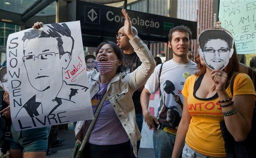 Mujeres ofrecen casa y matrimonio a Snowden