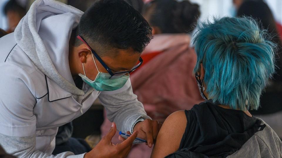 Edomex anuncia segunda dosis de vacuna COVID para jóvenes de 15 a 17 años de 76 municipios